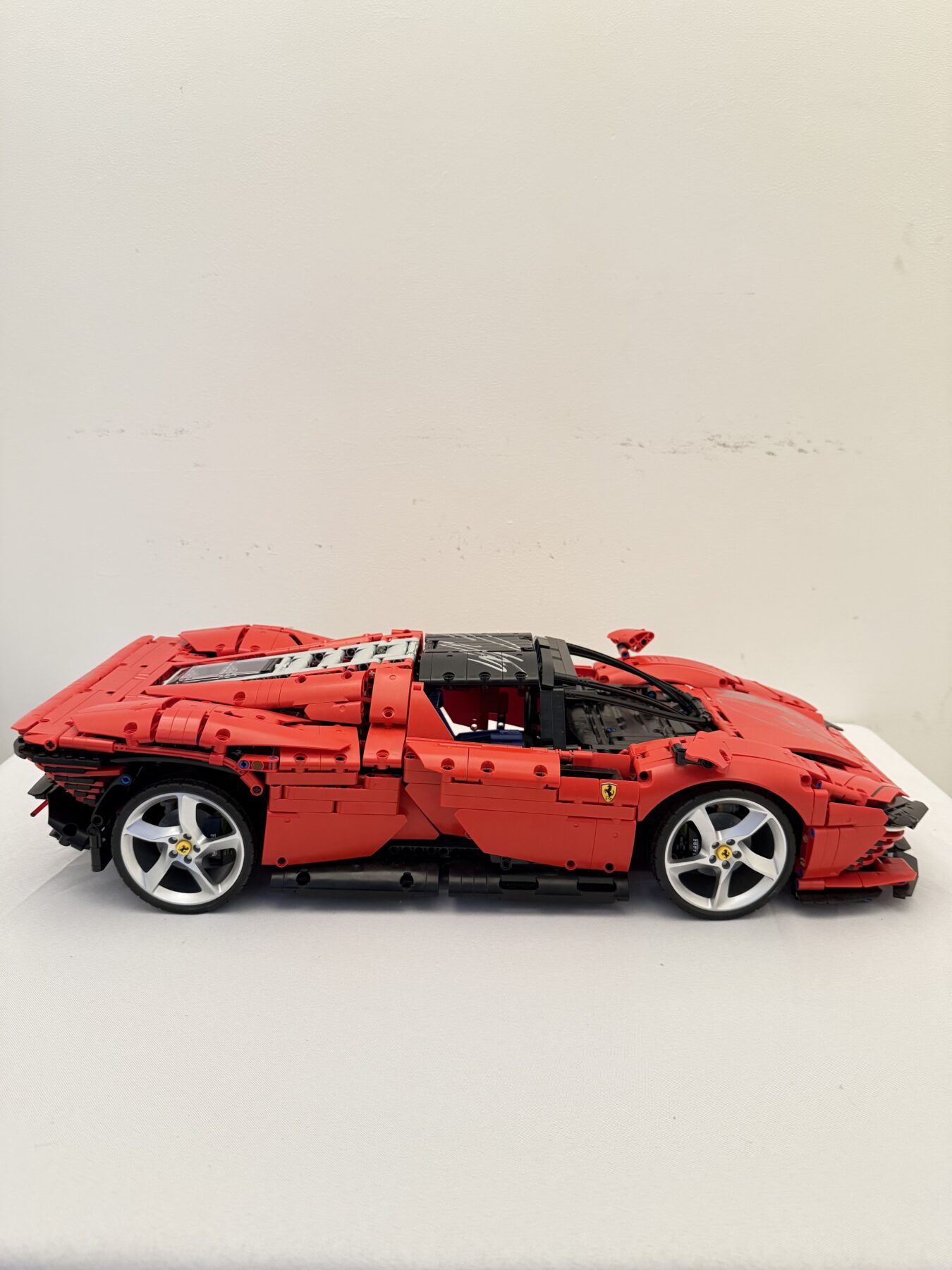LEGO Ferrari Daytona sp3 -1/8 scale-Signed TWICE by Lewis Hamilton and Charles Leclerc - Image 36