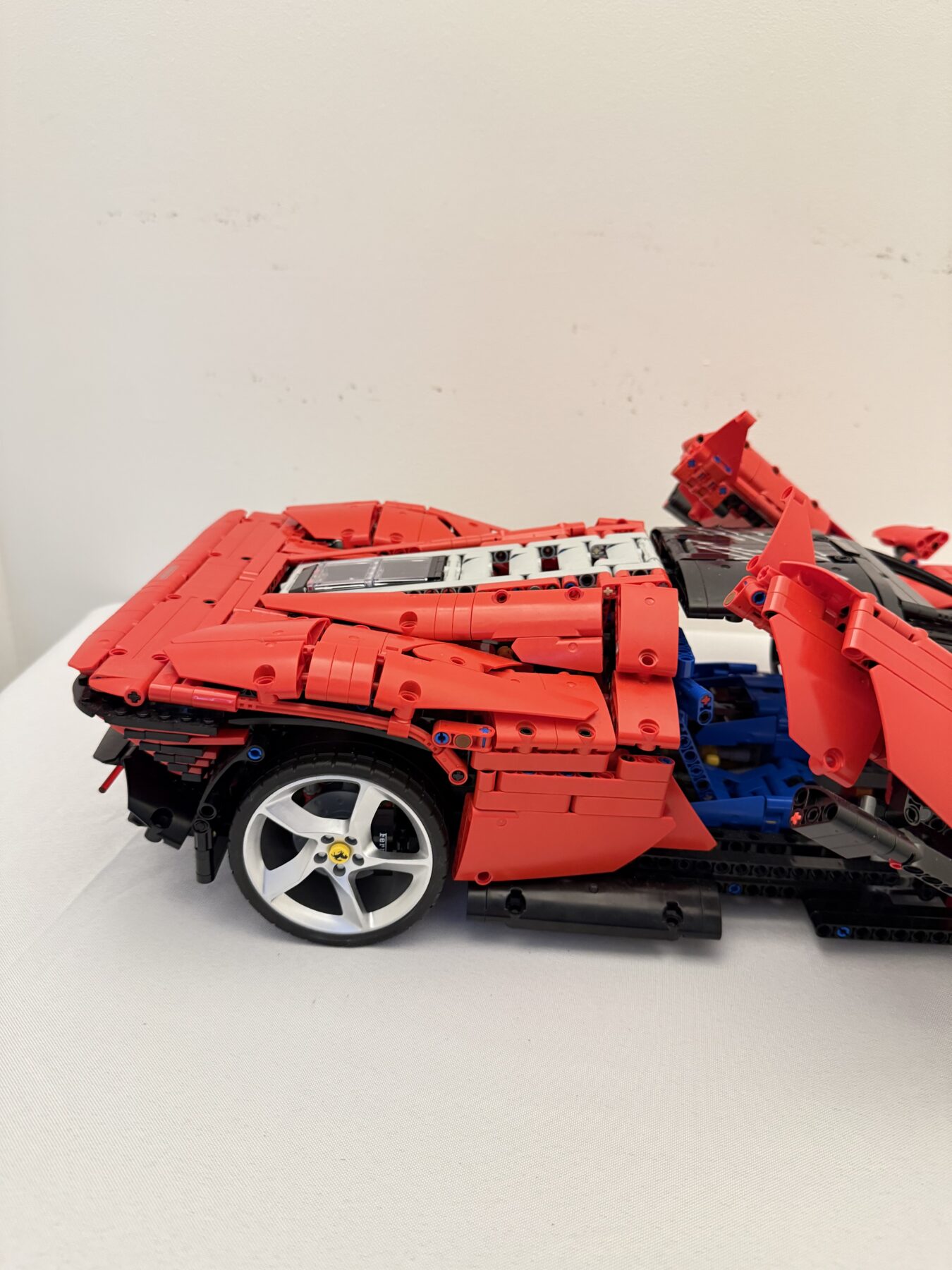 LEGO Ferrari Daytona sp3 -1/8 scale-Signed TWICE by Lewis Hamilton and Charles Leclerc - Image 39