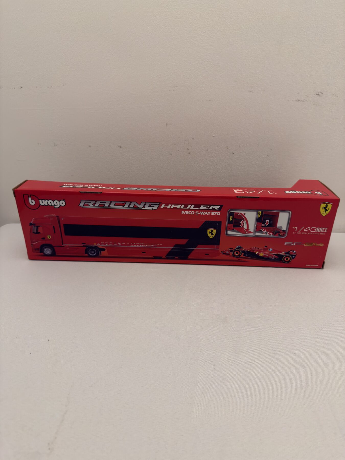 Burago-Ferrari 1/43 hauler-Signed by Lewis Hamilton and Charles Leclerc - Image 9