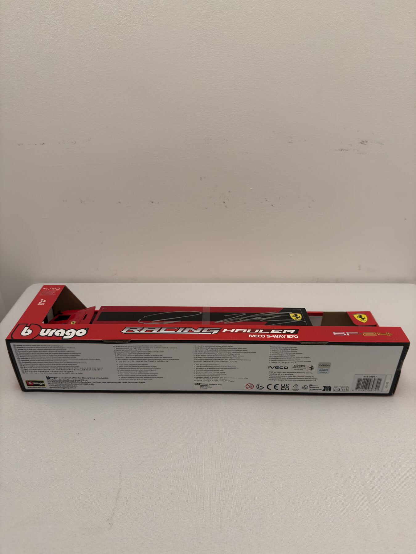Burago-Ferrari 1/43 hauler-Signed by Lewis Hamilton and Charles Leclerc - Image 7