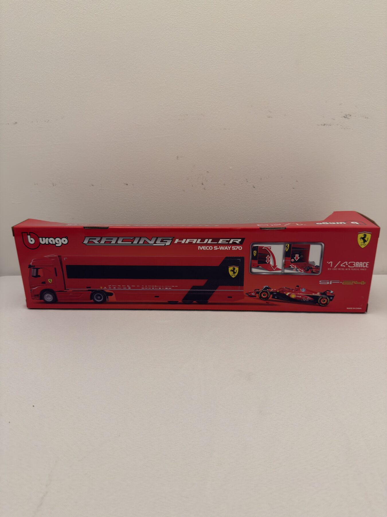 Burago-Ferrari 1/43 hauler-Signed by Lewis Hamilton and Charles Leclerc - Image 5