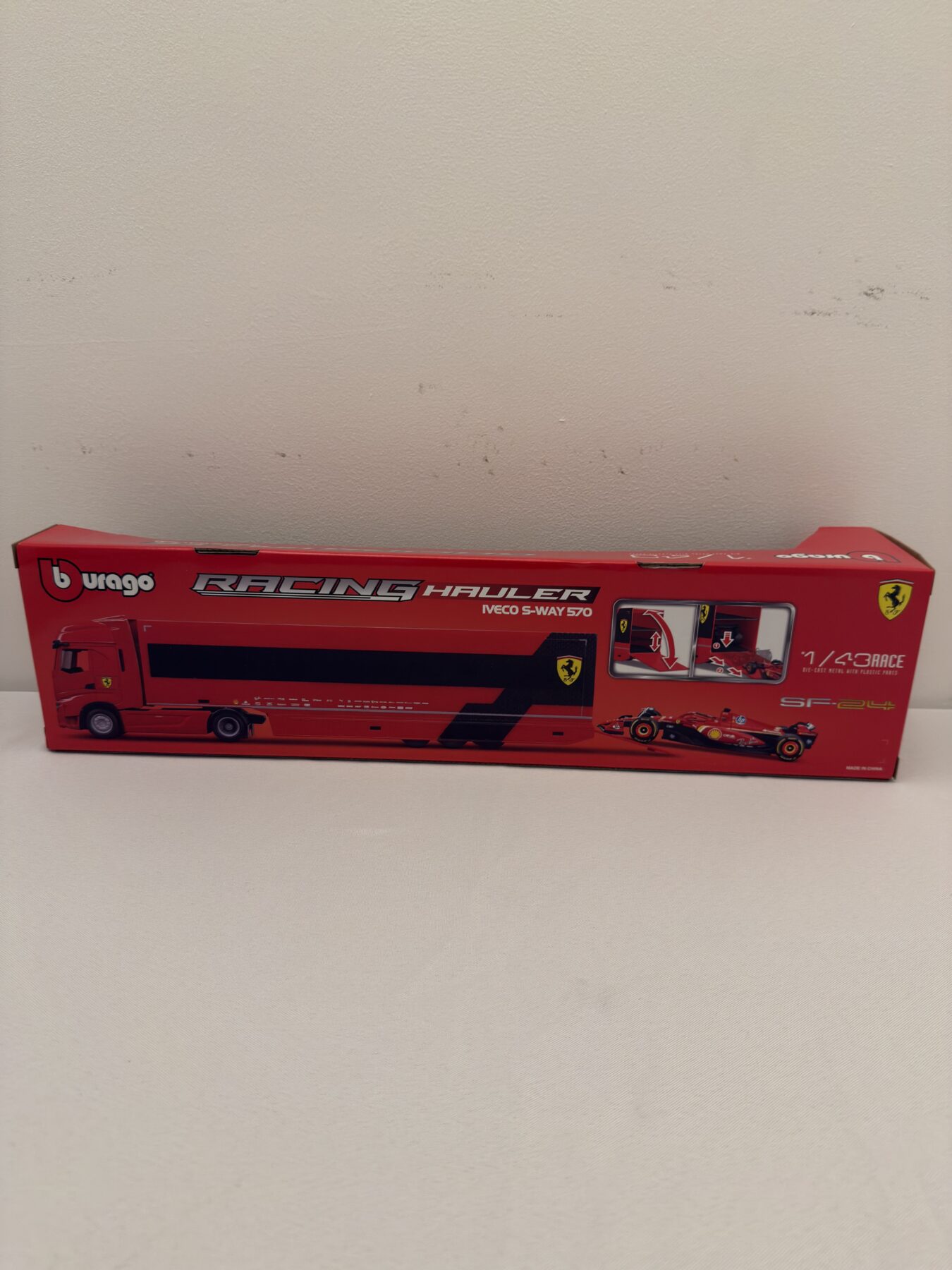 Burago-Ferrari 1/43 hauler-Signed by Lewis Hamilton and Charles Leclerc - Image 3