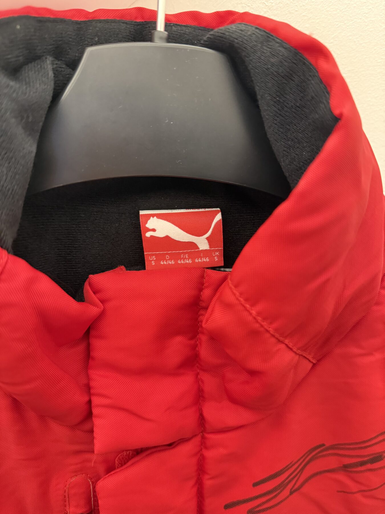 Ferrari Gilet-Signed by Charles Leclerc,Fernando Alonso and Lewis Hamilton - Image 9