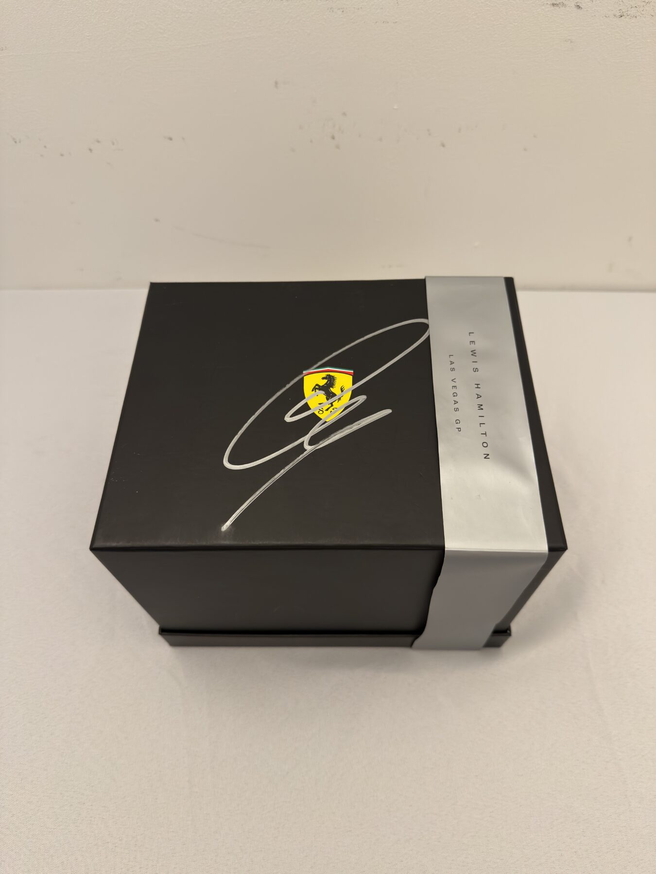 Lewis Hamilton-Bell 1/2 scale Las Vegas-limited edition-Ferrari Limited Edition helmet Signed on the helmet and on the box - Image 16